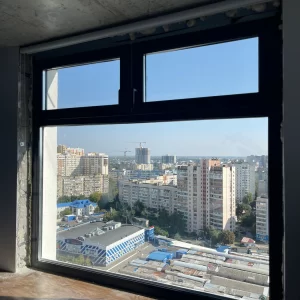 Вікно Rehau 70, внутрішня ламінація антрацит,2 камерний склопакет з енергозбереженням, панорамний склопакет
